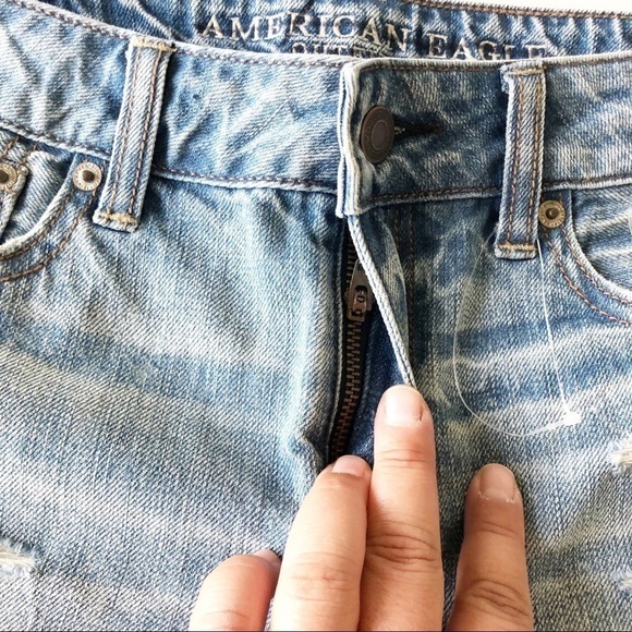 American Eagle Womens Medium Wash Embroidered Distressed Cutoffs Size 0 - Picture 6 of 11